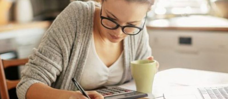 Que la contingencia no frene tu vida, mujer trabajando desde casa, 65KB, contingencia