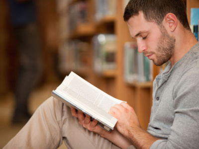 Hombre leyendo - Universidad Intercontinental