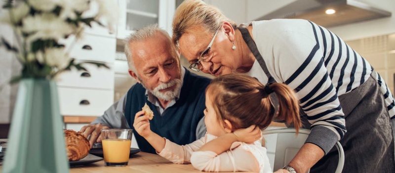 Una guardería familiar y valores de niños y ancianos son parte importante para la acquitectura que piensa en las personas. Entra aquí y ve.