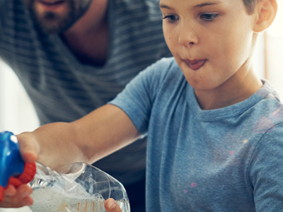 La crianza respetuosa es una práctica que padres y madres pueden y deben practicar por igual.